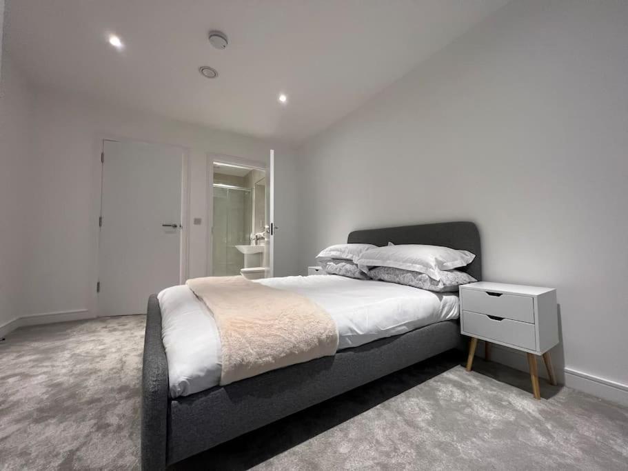 2 Bed Penthouse Style Apartment Londres Extérieur photo
