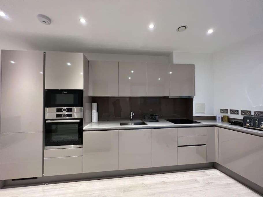 2 Bed Penthouse Style Apartment Londres Extérieur photo