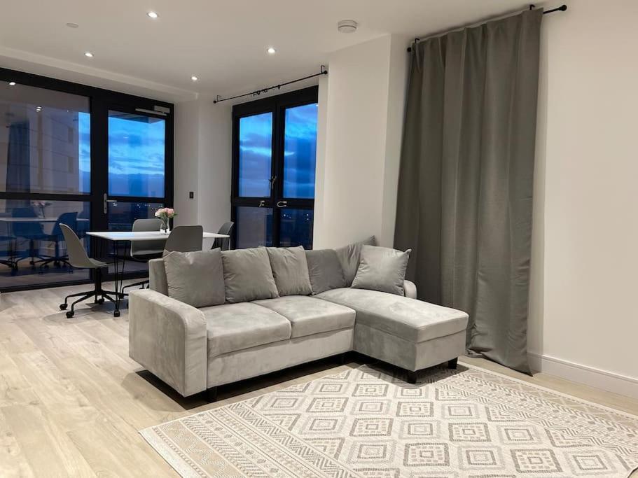 2 Bed Penthouse Style Apartment Londres Extérieur photo
